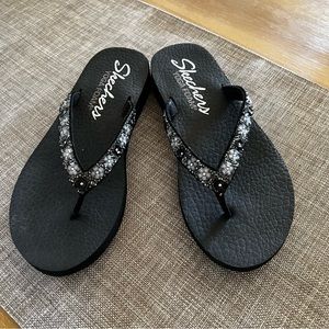 BNWOB Skechers Yoga Foam flip flops Women’s Size 7